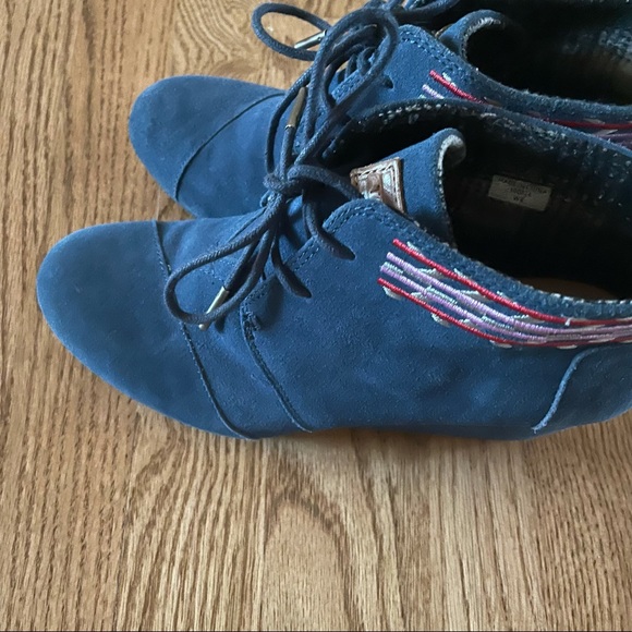 TOMS Navy Blue Embroidered Suede Wedge SZ8 - Picture 5 of 9